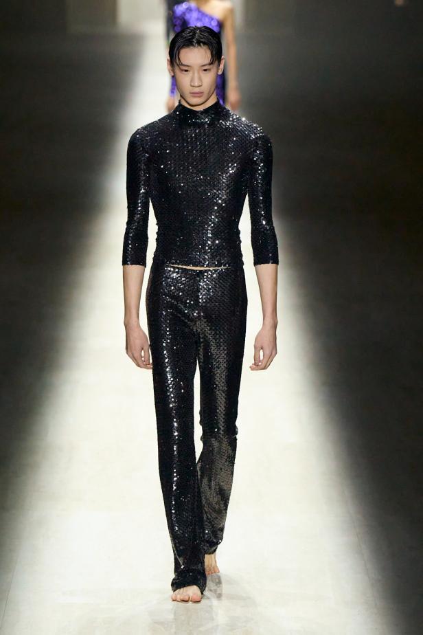 طموح "ديمنا" و ظِل "توم فورد" الأبدي في مجموعة Gucci خريف و شتاء 2026 للملابس الجاهزة 