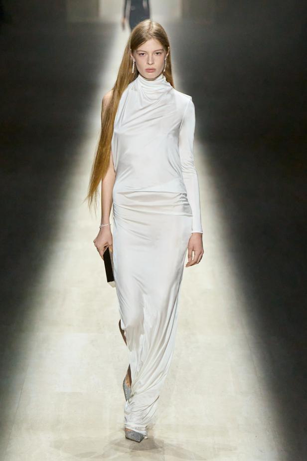 طموح "ديمنا" و ظِل "توم فورد" الأبدي في مجموعة Gucci خريف و شتاء 2026 للملابس الجاهزة 