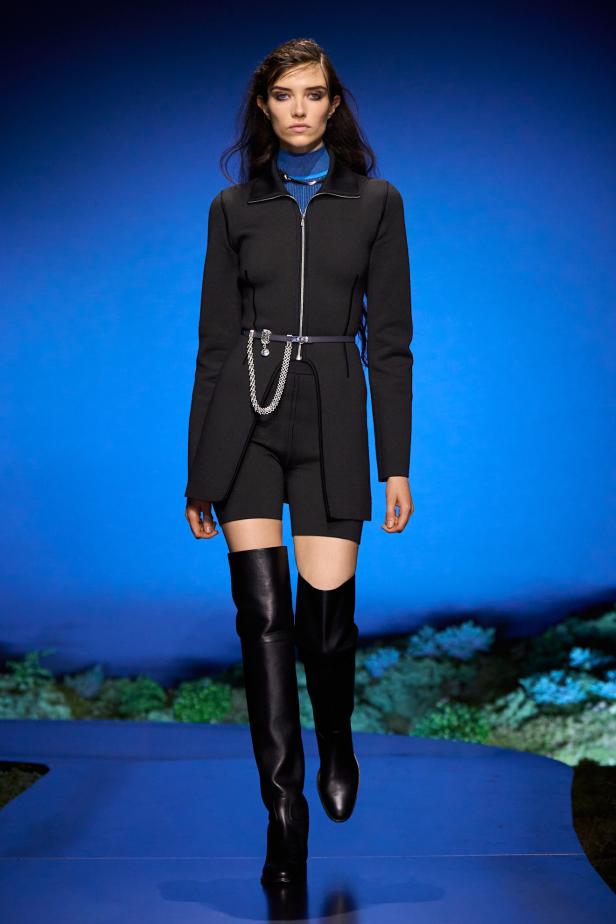 امرأة ‏Hermès‏ ‏لخريف 2026 ‏غامضة رشيقة وحرة... تحت جنح الظلام