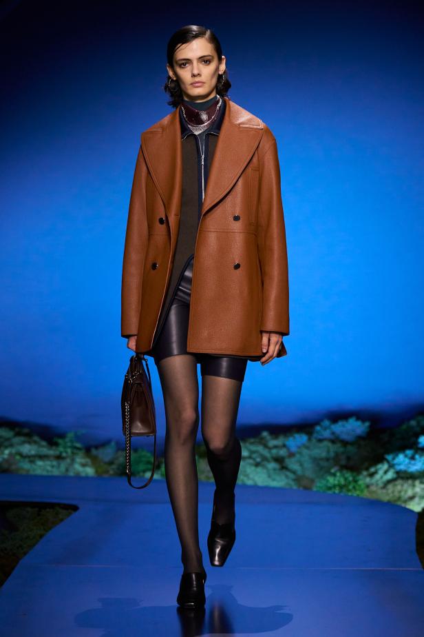 امرأة ‏Hermès‏ ‏لخريف 2026 ‏غامضة رشيقة وحرة... تحت جنح الظلام