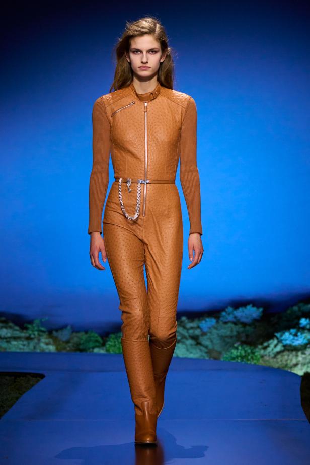 امرأة ‏Hermès‏ ‏لخريف 2026 ‏غامضة رشيقة وحرة... تحت جنح الظلام