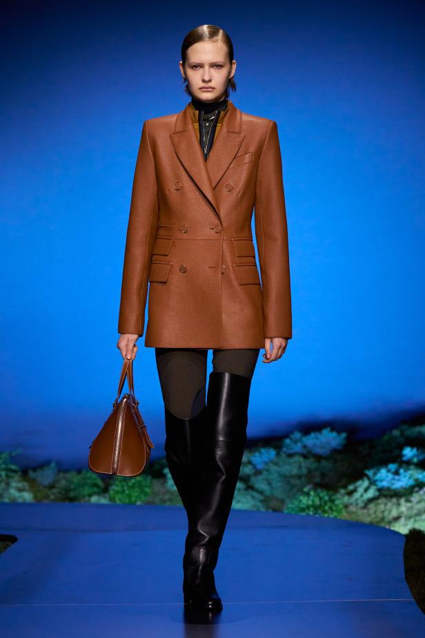 امرأة ‏Hermès‏ ‏لخريف 2026 ‏غامضة رشيقة وحرة... تحت جنح الظلام