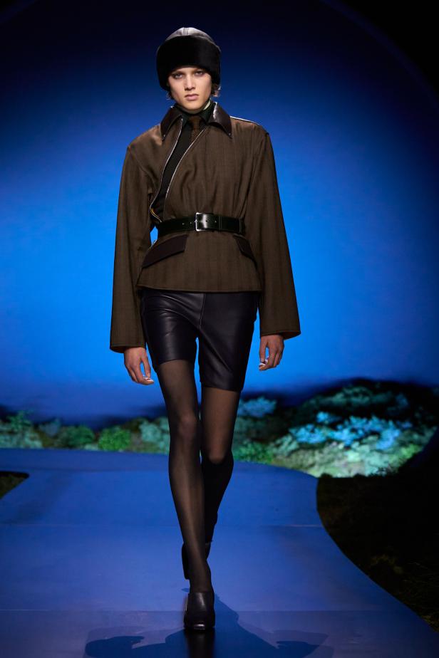 امرأة ‏Hermès‏ ‏لخريف 2026 ‏غامضة رشيقة وحرة... تحت جنح الظلام