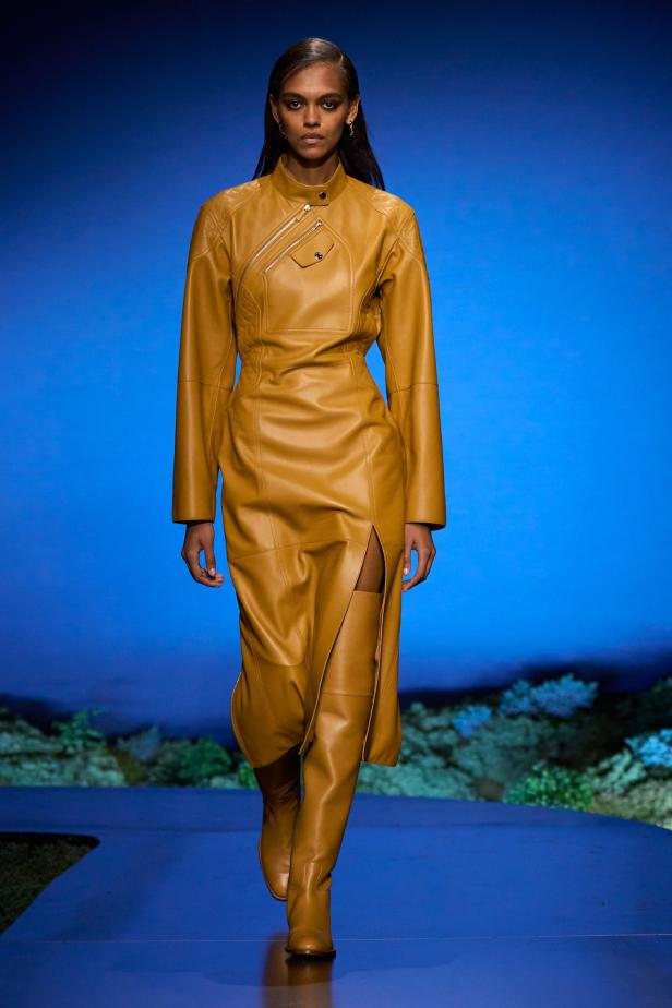 امرأة ‏Hermès‏ ‏لخريف 2026 ‏غامضة رشيقة وحرة... تحت جنح الظلام