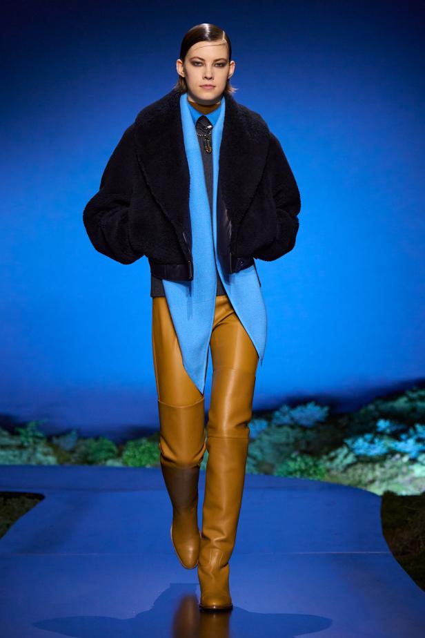 امرأة ‏Hermès‏ ‏لخريف 2026 ‏غامضة رشيقة وحرة... تحت جنح الظلام