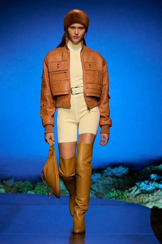 امرأة ‏Hermès‏ ‏لخريف 2026 ‏غامضة رشيقة وحرة... تحت جنح الظلام