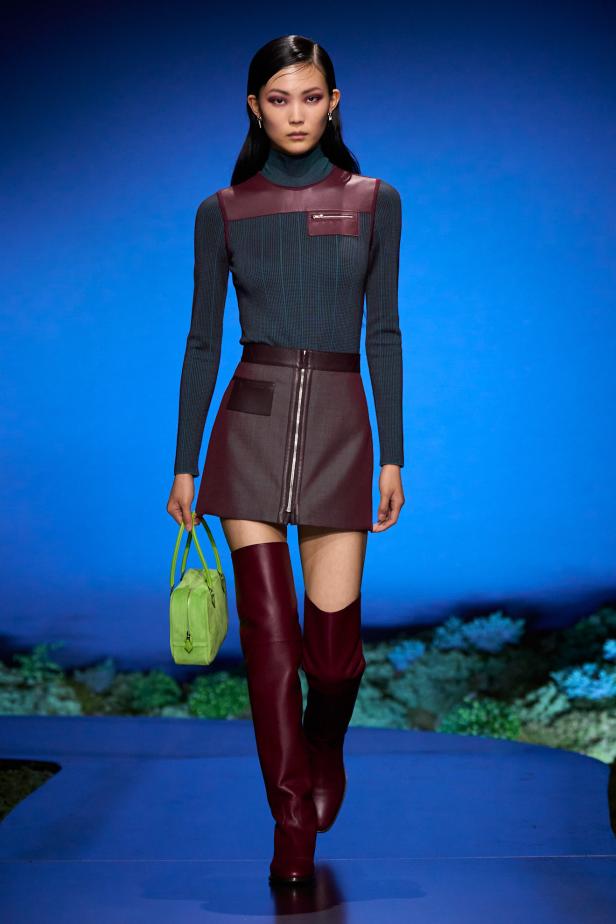 امرأة ‏Hermès‏ ‏لخريف 2026 ‏غامضة رشيقة وحرة... تحت جنح الظلام