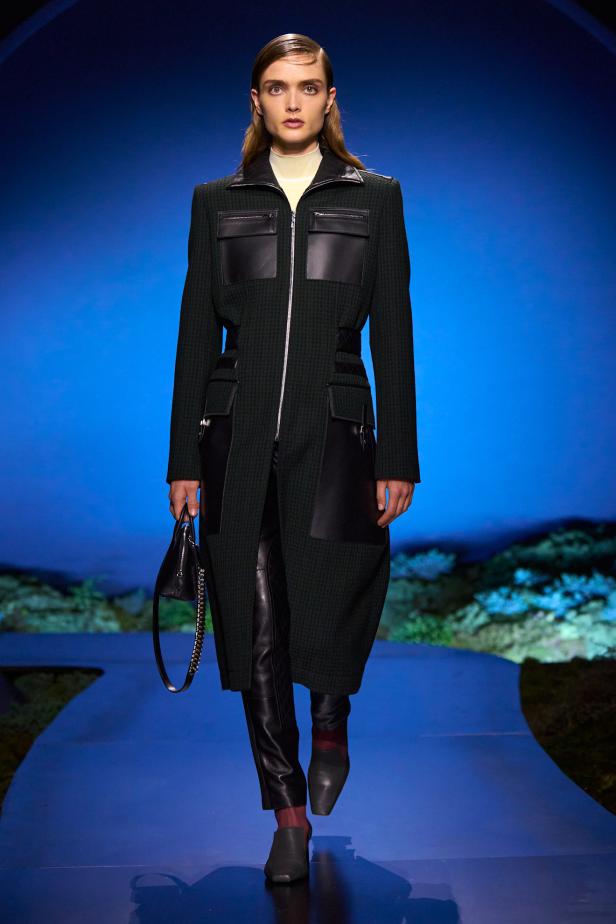 امرأة ‏Hermès‏ ‏لخريف 2026 ‏غامضة رشيقة وحرة... تحت جنح الظلام