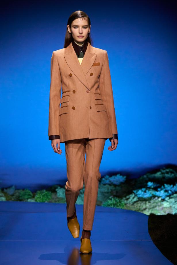 امرأة ‏Hermès‏ ‏لخريف 2026 ‏غامضة رشيقة وحرة... تحت جنح الظلام