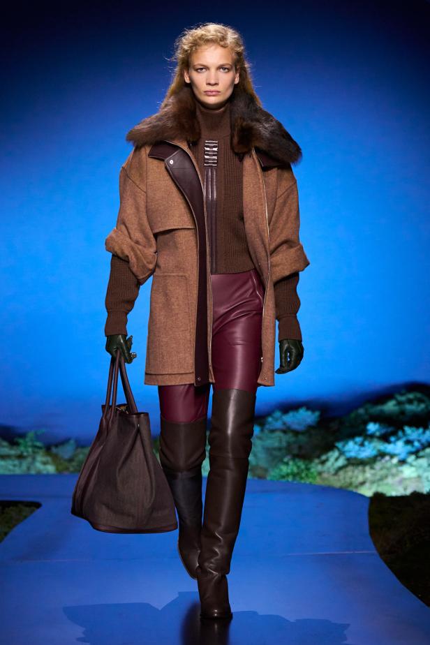 امرأة ‏Hermès‏ ‏لخريف 2026 ‏غامضة رشيقة وحرة... تحت جنح الظلام