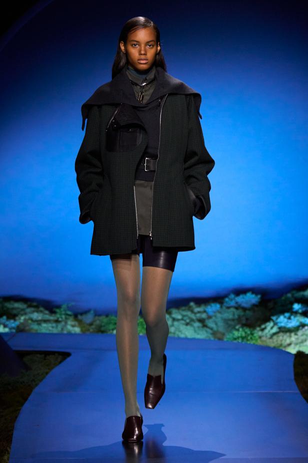 امرأة ‏Hermès‏ ‏لخريف 2026 ‏غامضة رشيقة وحرة... تحت جنح الظلام