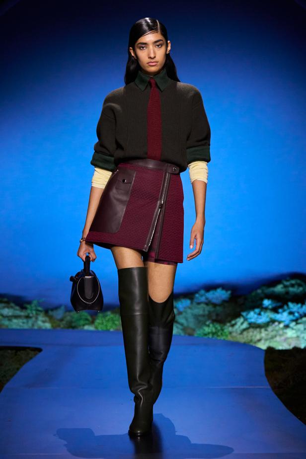 امرأة ‏Hermès‏ ‏لخريف 2026 ‏غامضة رشيقة وحرة... تحت جنح الظلام