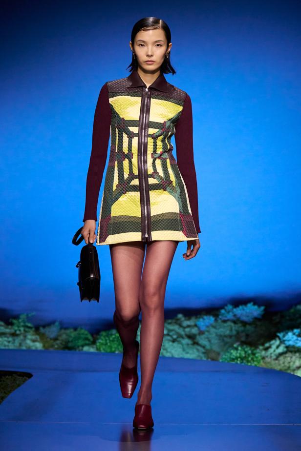 امرأة ‏Hermès‏ ‏لخريف 2026 ‏غامضة رشيقة وحرة... تحت جنح الظلام