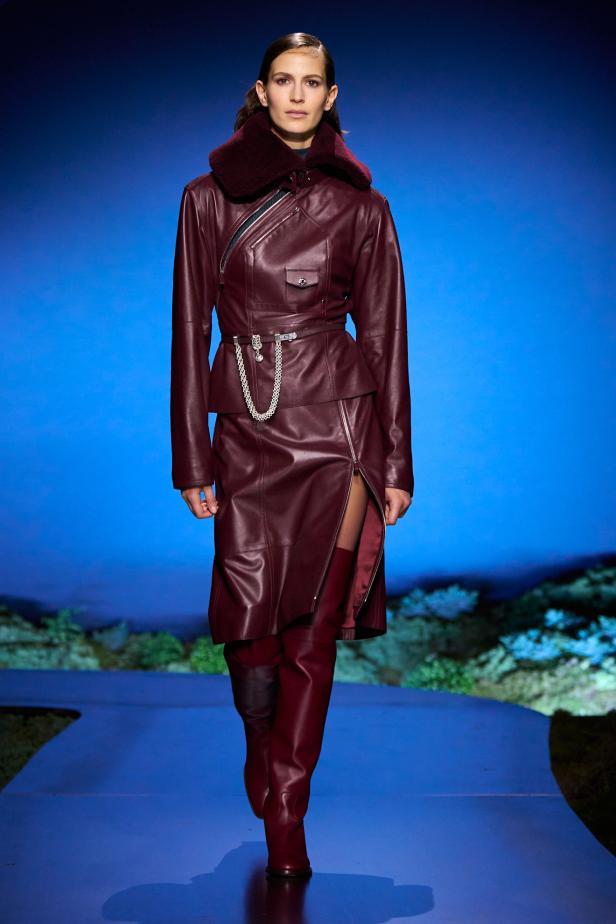 امرأة ‏Hermès‏ ‏لخريف 2026 ‏غامضة رشيقة وحرة... تحت جنح الظلام