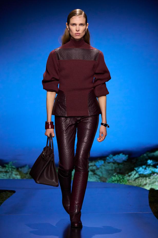 امرأة ‏Hermès‏ ‏لخريف 2026 ‏غامضة رشيقة وحرة... تحت جنح الظلام