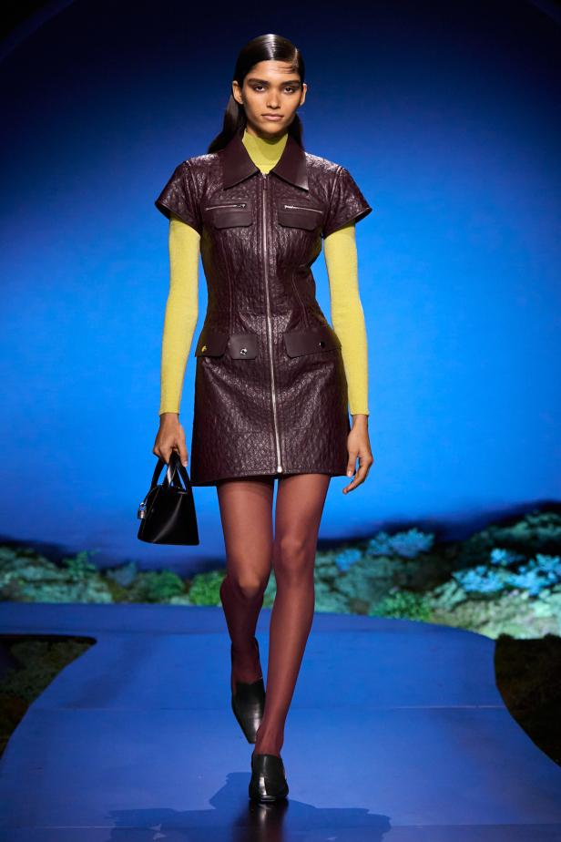 امرأة ‏Hermès‏ ‏لخريف 2026 ‏غامضة رشيقة وحرة... تحت جنح الظلام