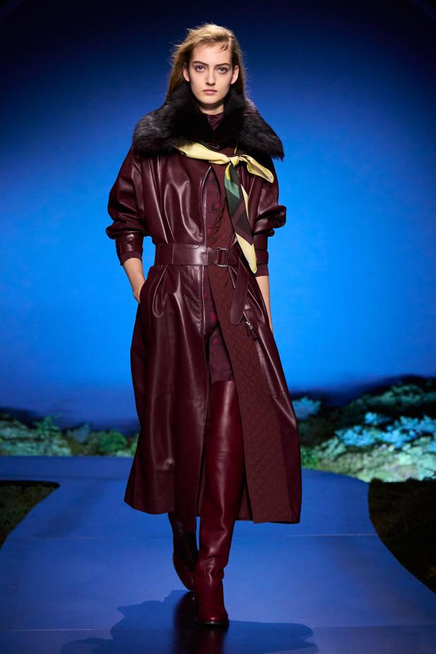 امرأة ‏Hermès‏ ‏لخريف 2026 ‏غامضة رشيقة وحرة... تحت جنح الظلام