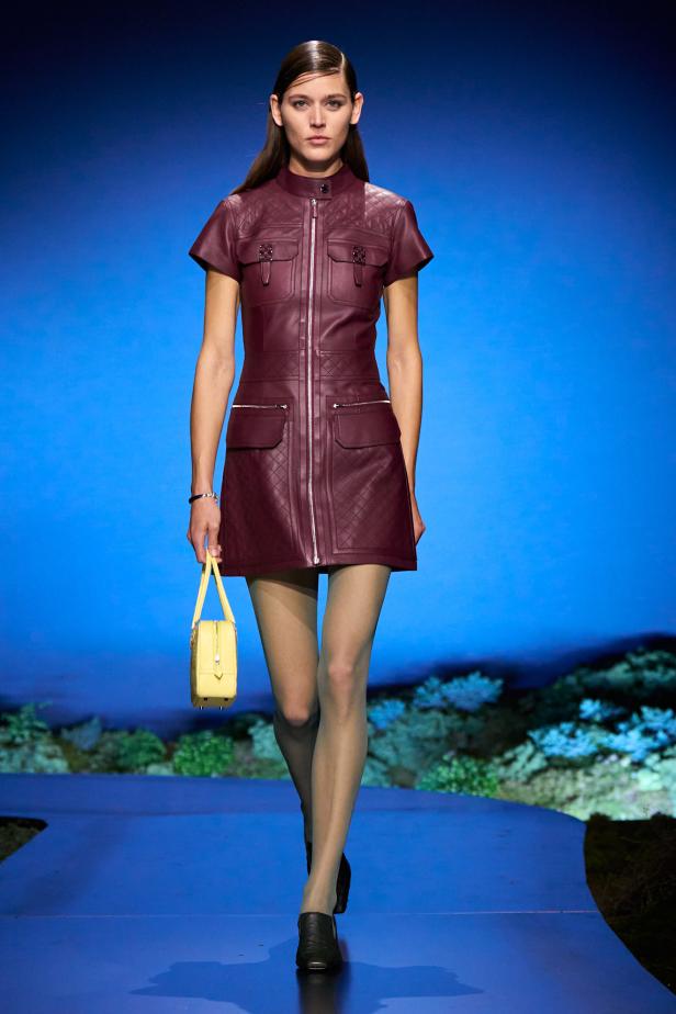 امرأة ‏Hermès‏ ‏لخريف 2026 ‏غامضة رشيقة وحرة... تحت جنح الظلام