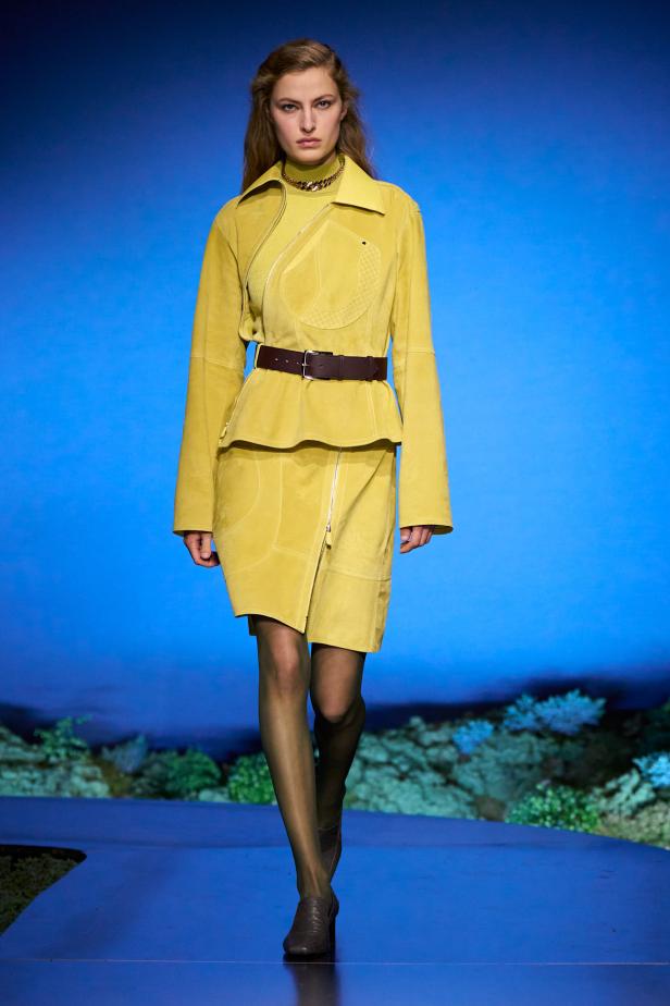 امرأة ‏Hermès‏ ‏لخريف 2026 ‏غامضة رشيقة وحرة... تحت جنح الظلام