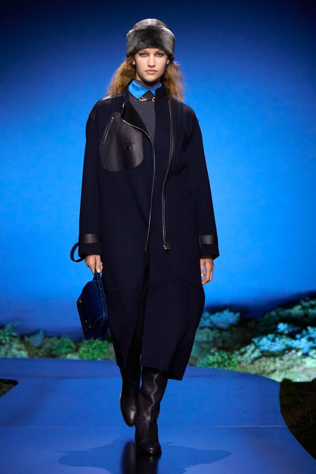 امرأة ‏Hermès‏ ‏لخريف 2026 ‏غامضة رشيقة وحرة... تحت جنح الظلام