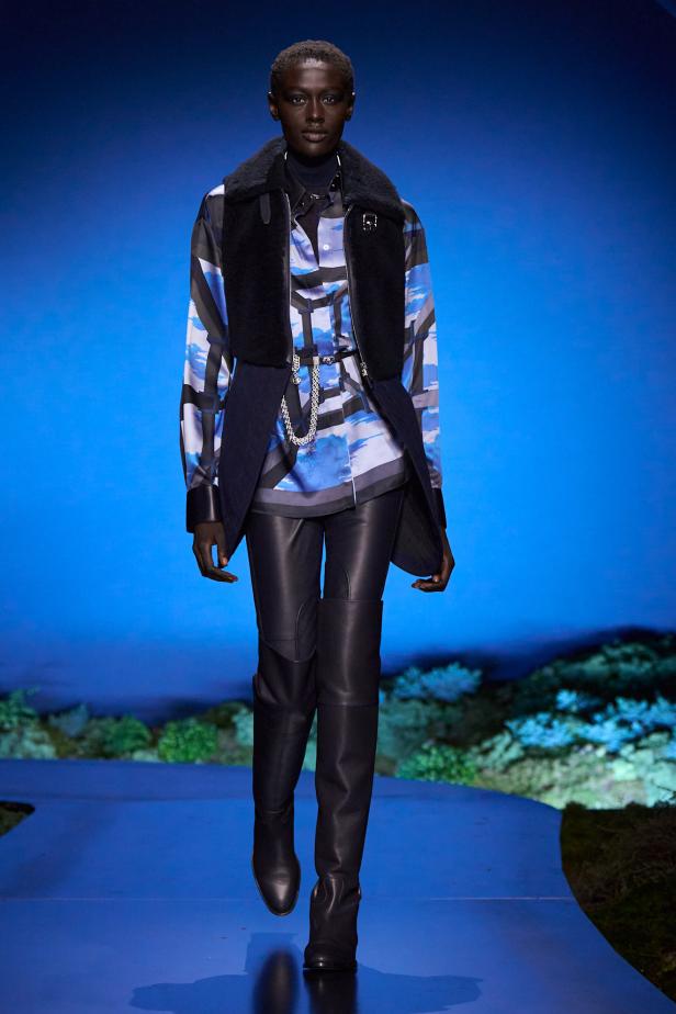 امرأة ‏Hermès‏ ‏لخريف 2026 ‏غامضة رشيقة وحرة... تحت جنح الظلام