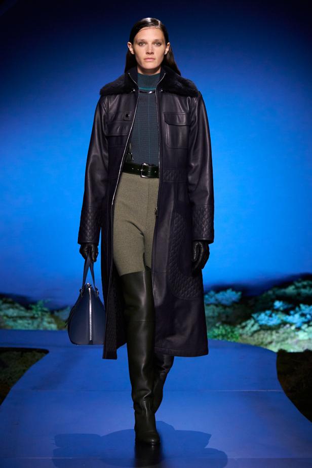 امرأة ‏Hermès‏ ‏لخريف 2026 ‏غامضة رشيقة وحرة... تحت جنح الظلام