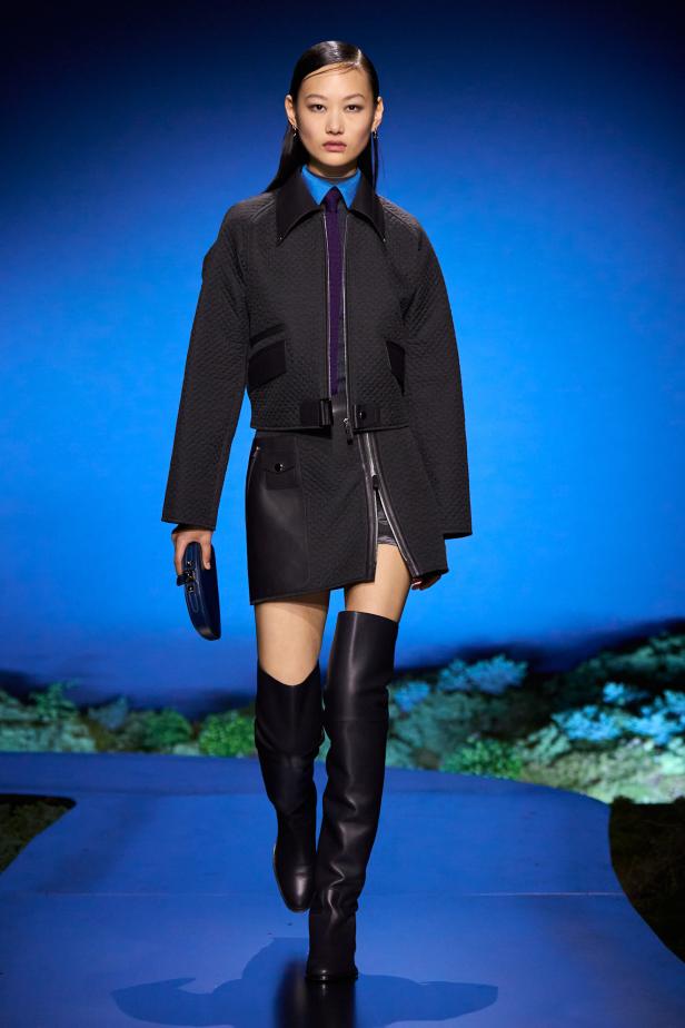 امرأة ‏Hermès‏ ‏لخريف 2026 ‏غامضة رشيقة وحرة... تحت جنح الظلام