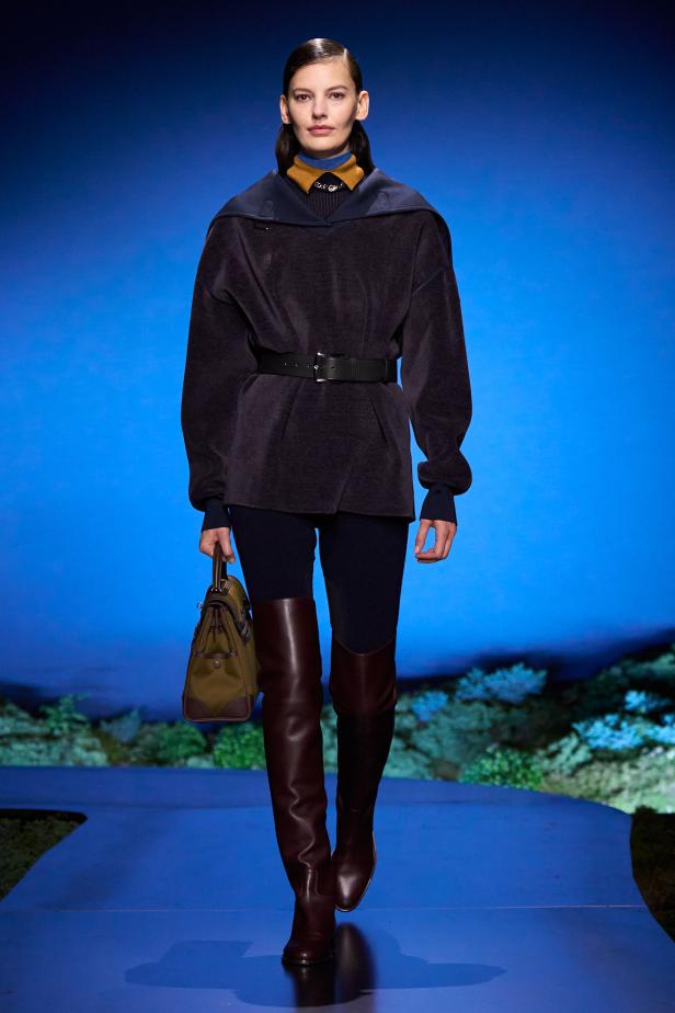 امرأة ‏Hermès‏ ‏لخريف 2026 ‏غامضة رشيقة وحرة... تحت جنح الظلام