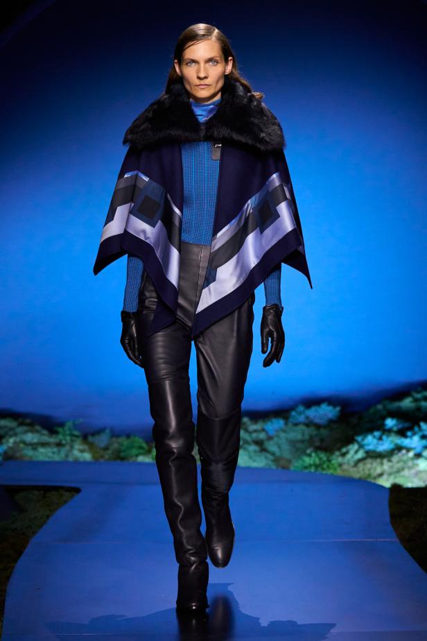 امرأة ‏Hermès‏ ‏لخريف 2026 ‏غامضة رشيقة وحرة... تحت جنح الظلام