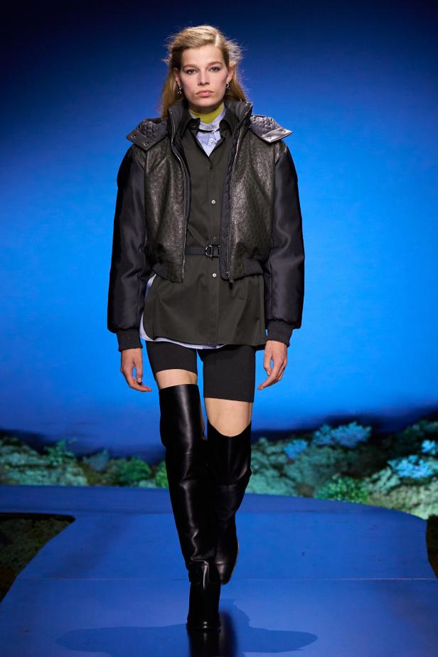 امرأة ‏Hermès‏ ‏لخريف 2026 ‏غامضة رشيقة وحرة... تحت جنح الظلام