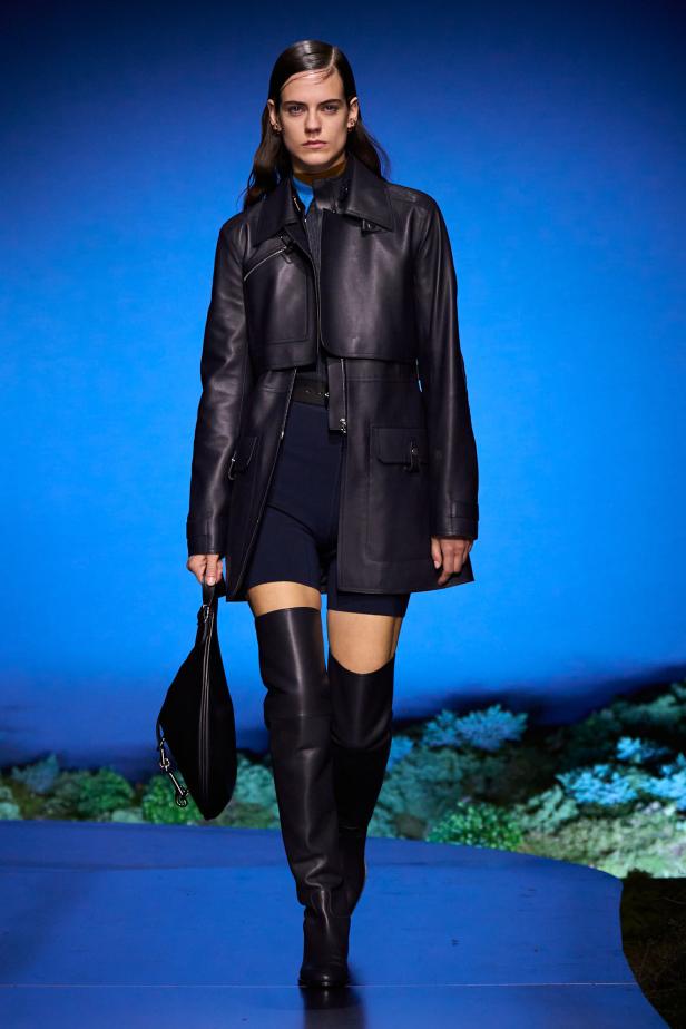 امرأة ‏Hermès‏ ‏لخريف 2026 ‏غامضة رشيقة وحرة... تحت جنح الظلام