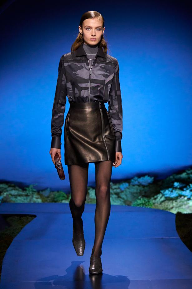 امرأة ‏Hermès‏ ‏لخريف 2026 ‏غامضة رشيقة وحرة... تحت جنح الظلام