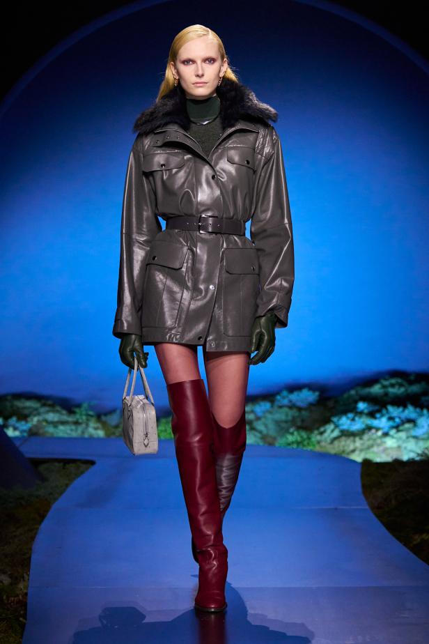 امرأة ‏Hermès‏ ‏لخريف 2026 ‏غامضة رشيقة وحرة... تحت جنح الظلام