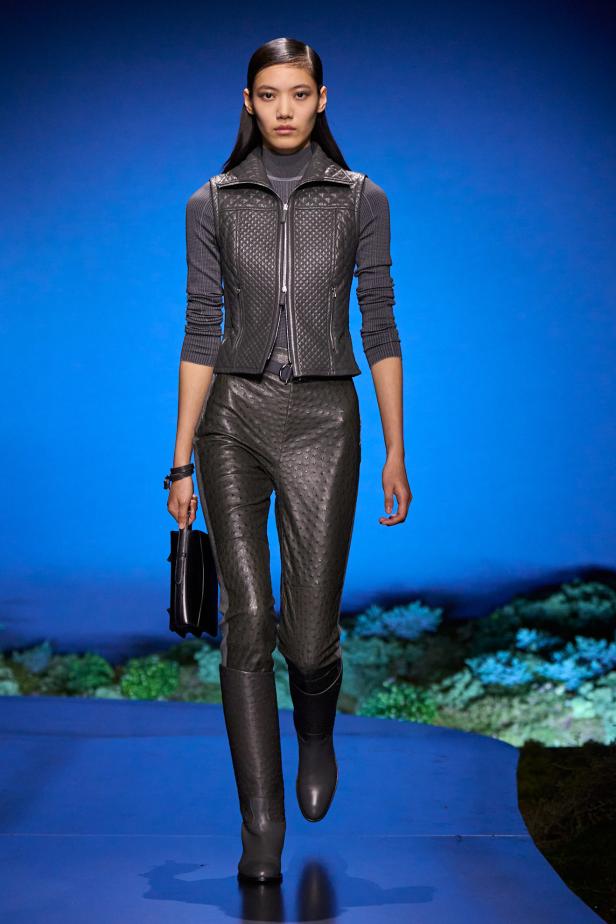 امرأة ‏Hermès‏ ‏لخريف 2026 ‏غامضة رشيقة وحرة... تحت جنح الظلام