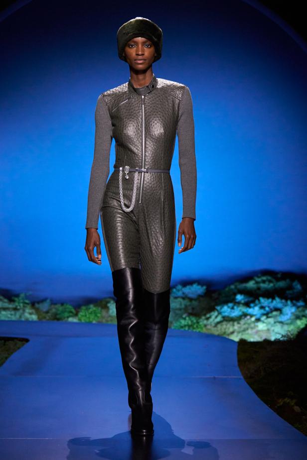 امرأة ‏Hermès‏ ‏لخريف 2026 ‏غامضة رشيقة وحرة... تحت جنح الظلام