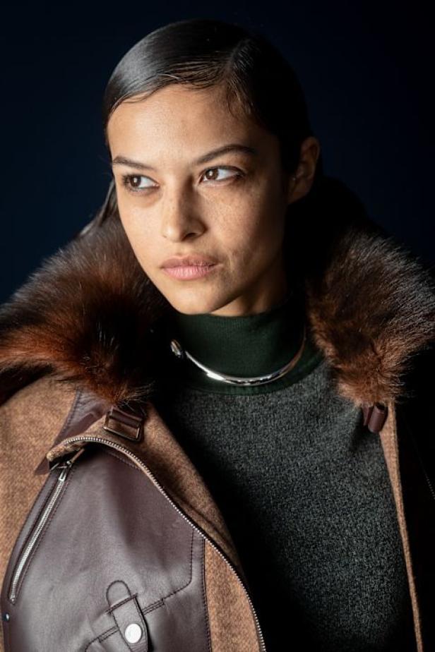 امرأة ‏Hermès‏ ‏لخريف 2026 ‏غامضة رشيقة وحرة.