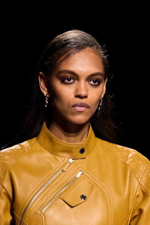 امرأة ‏Hermès‏ ‏لخريف 2026 ‏غامضة رشيقة وحرة.