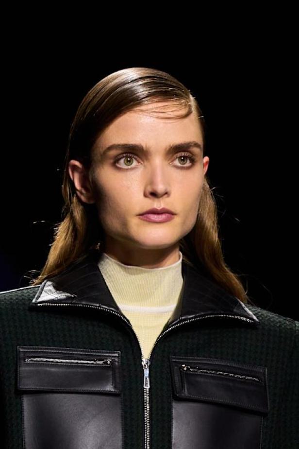 امرأة ‏Hermès‏ ‏لخريف 2026 ‏غامضة رشيقة وحرة.