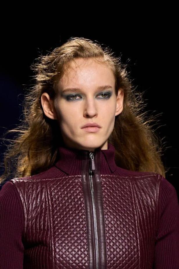 امرأة ‏Hermès‏ ‏لخريف 2026 ‏غامضة رشيقة وحرة.