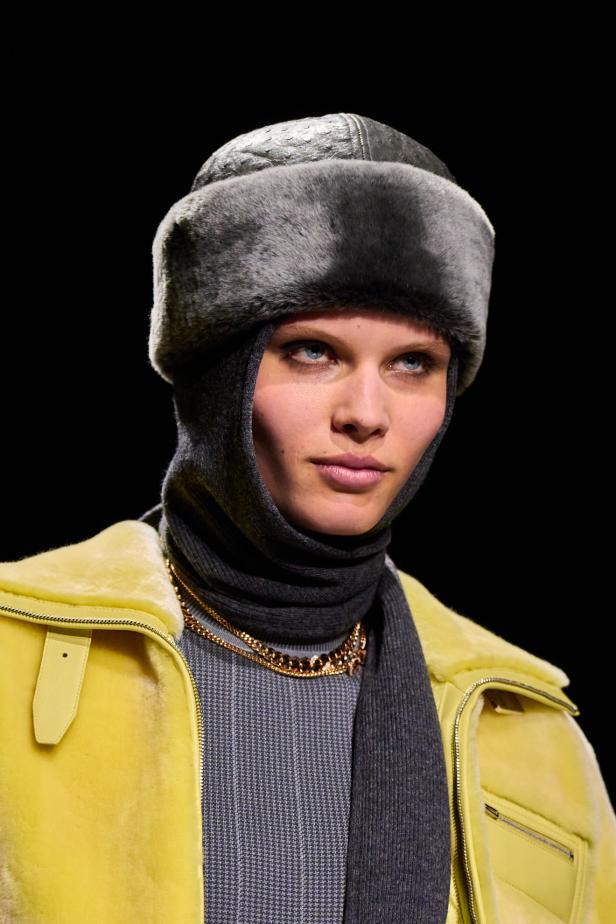 امرأة ‏Hermès‏ ‏لخريف 2026 ‏غامضة رشيقة وحرة... تحت جنح الظلام