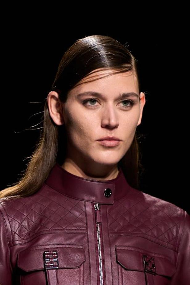 امرأة ‏Hermès‏ ‏لخريف 2026 ‏غامضة رشيقة وحرة.