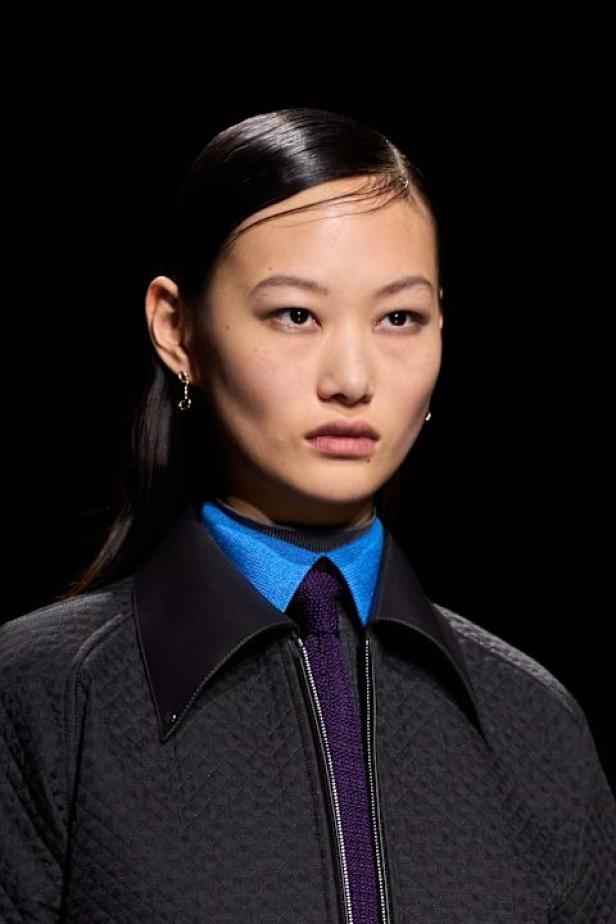 امرأة ‏Hermès‏ ‏لخريف 2026 ‏غامضة رشيقة وحرة.