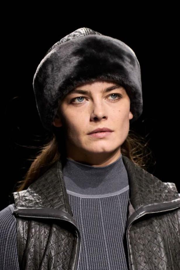 امرأة ‏Hermès‏ ‏لخريف 2026 ‏غامضة رشيقة وحرة.