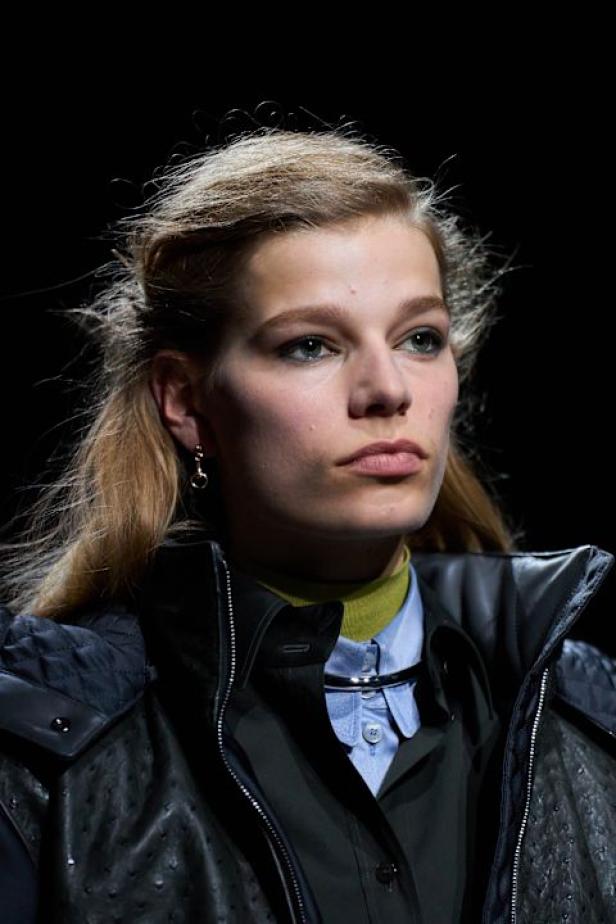 امرأة ‏Hermès‏ ‏لخريف 2026 ‏غامضة رشيقة وحرة.