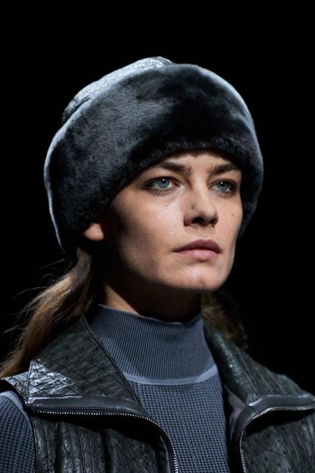 امرأة ‏Hermès‏ ‏لخريف 2026 ‏غامضة رشيقة وحرة.