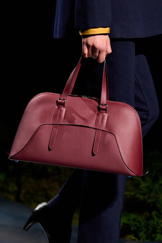 امرأة ‏Hermès‏ ‏لخريف 2026 ‏غامضة رشيقة وحرة... تحت جنح الظلام