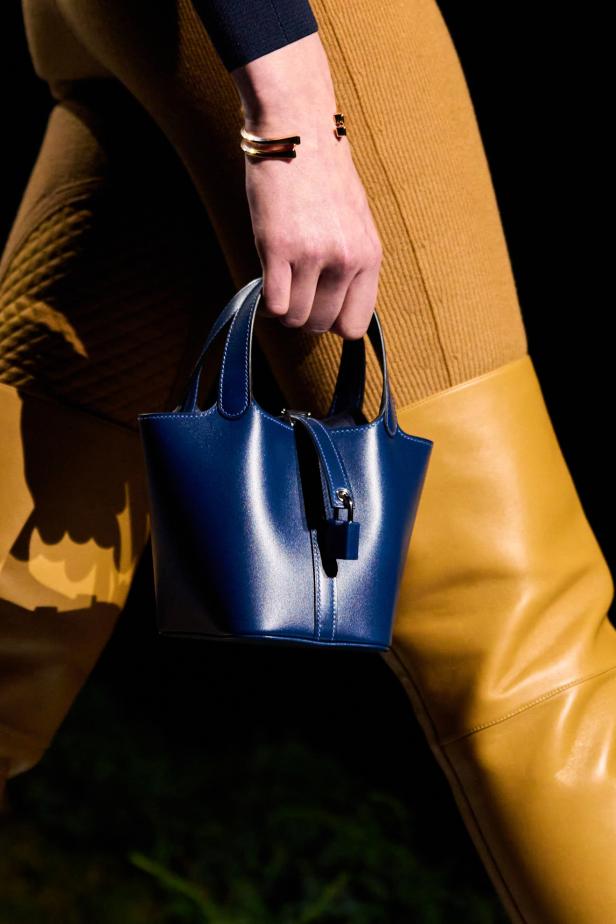 امرأة ‏Hermès‏ ‏لخريف 2026 ‏غامضة رشيقة وحرة... تحت جنح الظلام