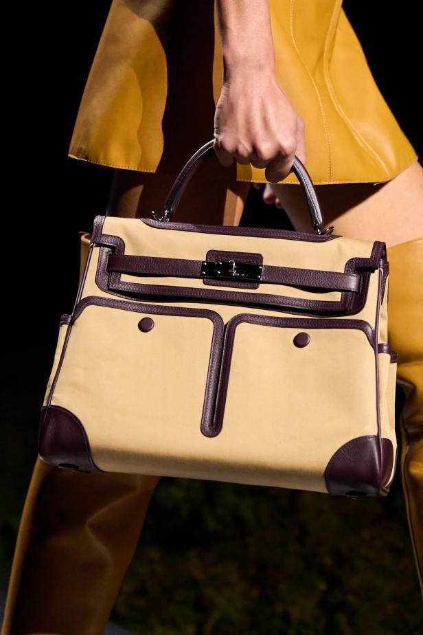 امرأة ‏Hermès‏ ‏لخريف 2026 ‏غامضة رشيقة وحرة... تحت جنح الظلام