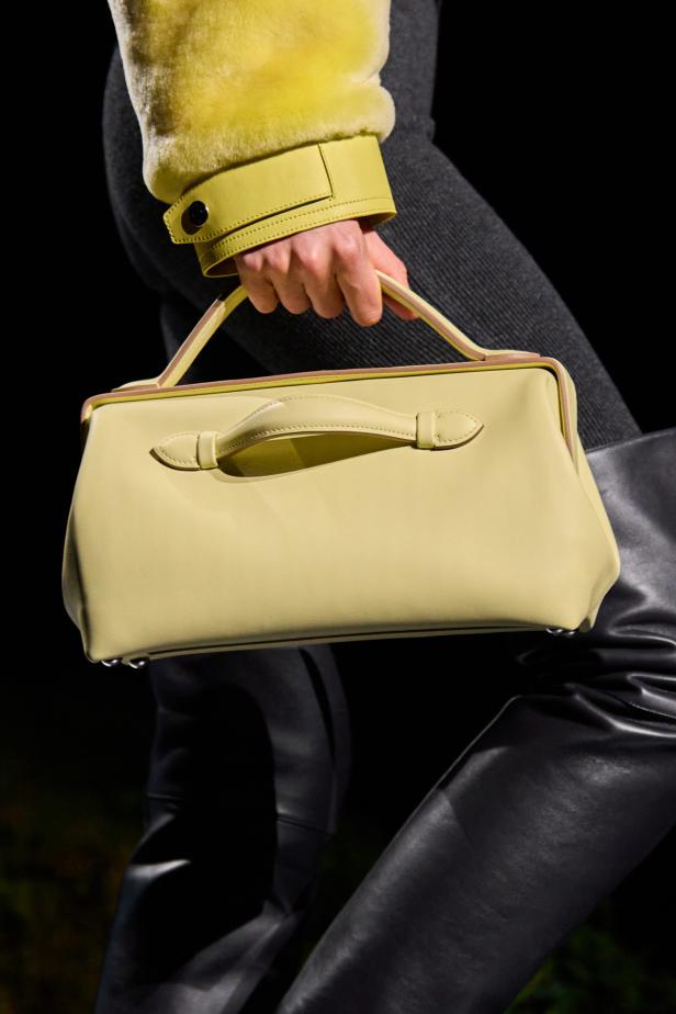 امرأة ‏Hermès‏ ‏لخريف 2026 ‏غامضة رشيقة وحرة... تحت جنح الظلام