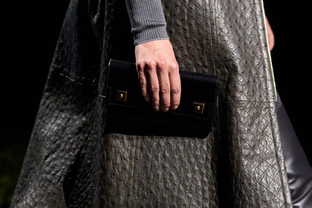 امرأة ‏Hermès‏ ‏لخريف 2026 ‏غامضة رشيقة وحرة... تحت جنح الظلام